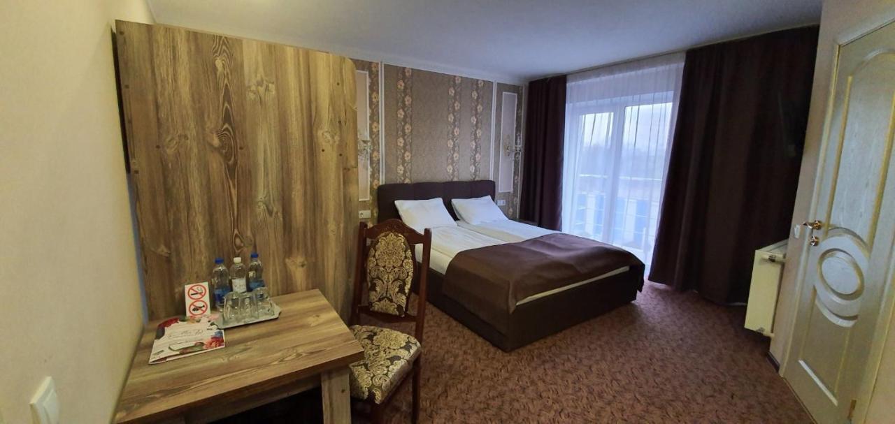 Mon Ami Hotel Iwano-Frankiwsk Exterior foto